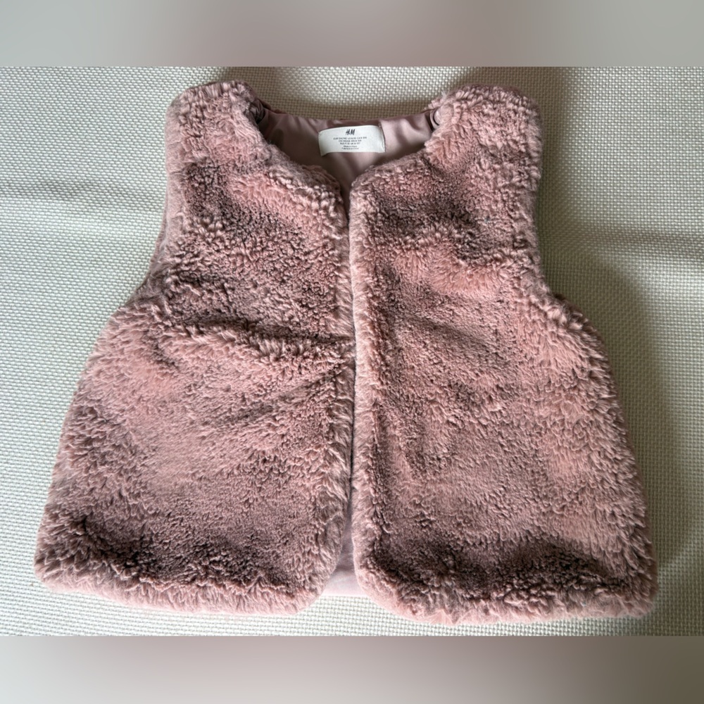 H&M Kids Girls Size 8/10 Pink Faux Fur Vest button closure